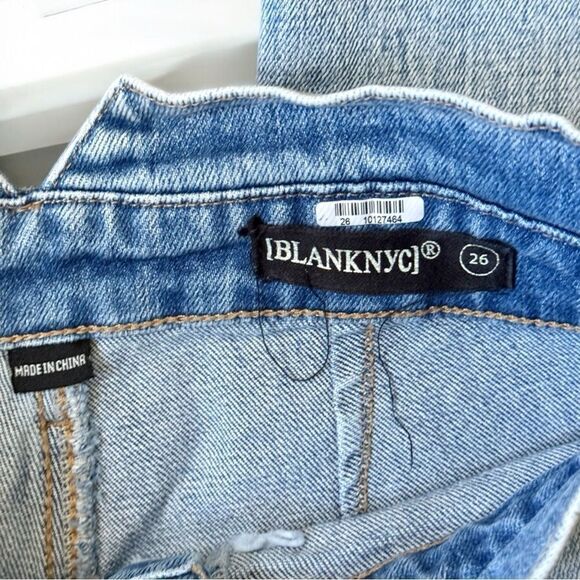 BlankNYC exposed button jean. Very flattering size 26. - Picture 7 of 9